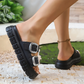 Sandalias tipo slide con punta abierta y diseño recortad