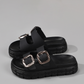 Sandalias tipo slide con punta abierta y diseño recortad