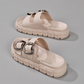 Sandalias tipo slide con punta abierta y diseño recortad